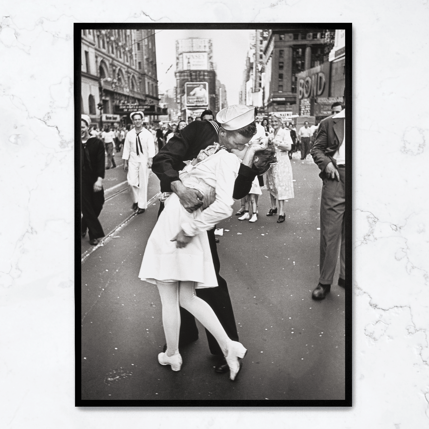 V-J Day Celebration | Times Square Kiss | Iconic Historical Photography Art | Black and White Poster | Wall Décor | Bedroom, Living Room, Office | Unique Home Decoration